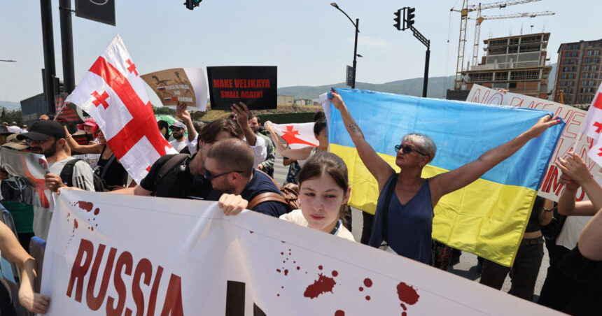Steagul Rusiei incinerat în Georgia: „Aici nu aveți loc! Astăzi e spectacol, mâine vor cădea rachete Grad!” 1 video steagul rusiei ars in georgia porcilor nu sunteti bineveniti aici astazi sunt artificii maine vor fi rachete grad 688656625d2b7