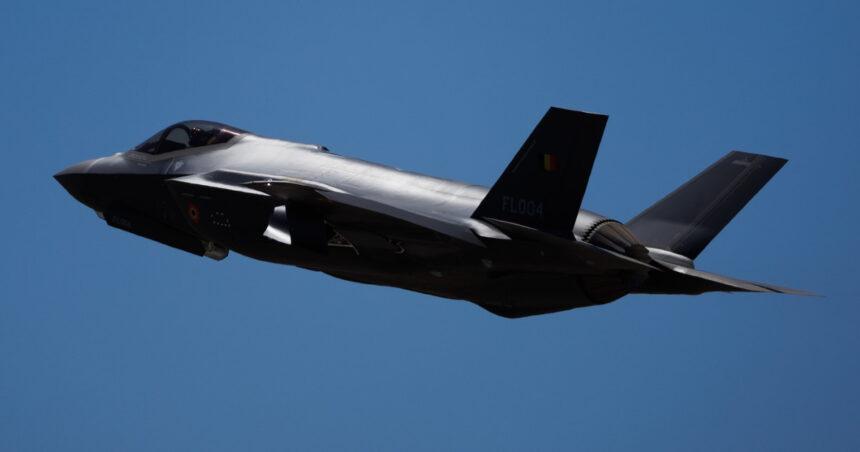 Un avion F-35 al Marinei Americane s-a prăbușit în California, dar pilotul a reușit să se ejecteze în siguranță. 1 video un avion f 35 al marinei sua s a prabusit in california pilotul a reusit sa se catapulteze in siguranta 688b1768b20da