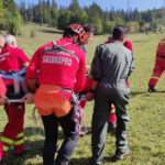 Un bărbat s-a prăbușit de la peste 20 de metri într-o prăpastie din județul Hunedoara. Elicopterul l-a dus de urgență la spital. 3 video un barbat a cazut peste 20 de metri intr o prapastie in judetul hunedoara victima transportata cu elicopterul la spital 688b367ec32a7