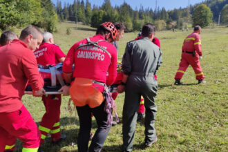 video un barbat a cazut peste 20 de metri intr o prapastie in judetul hunedoara victima transportata cu elicopterul la spital 688b367ec32a7