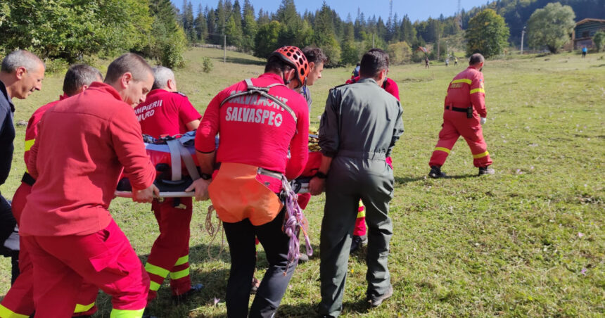 Un bărbat s-a prăbușit de la peste 20 de metri într-o prăpastie din județul Hunedoara. Elicopterul l-a dus de urgență la spital. 1 video un barbat a cazut peste 20 de metri intr o prapastie in judetul hunedoara victima transportata cu elicopterul la spital 688b367ec32a7