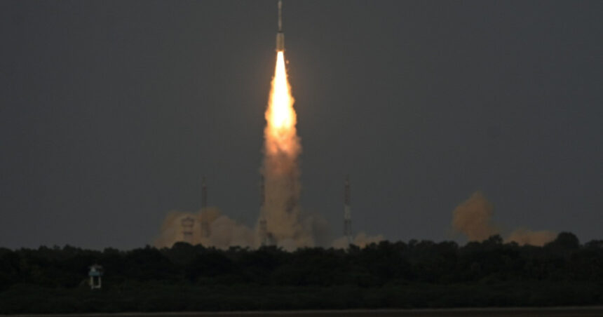 Un satelit inovator, dezvoltat de India și SUA, va monitoriza din cosmos seismele, alunecările de teren și melting-ul ghețarilor. 1 video un satelit revolutionar lansat de india si sua va detecta din spatiu cutremure alunecari de teren si topirea ghetarilor 688a39e20a9a1