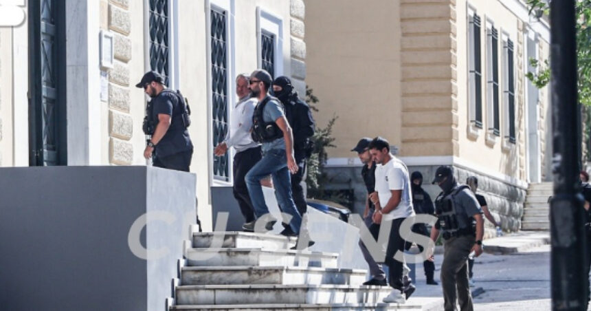 Vladimir Plahotniuc și Constantin Ţuţu, escortați în cătușe la tribunalul din Grecia 1 video vladimir plahotniuc si constantin tutu au fost adusi in catuse la instanta din grecia 6883e49ebd3fd