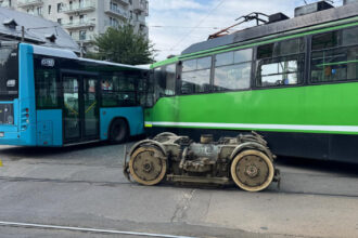 videofoto accident intre un tramvai si un autobuz al stb in sectorul 5 din capitala momentul in care cele doua vehicule se ciocnesc 11 raniti 688b32faefe1a