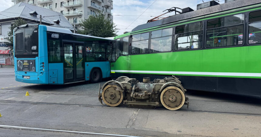 Coliziune între tramvai și autobuz în Sectorul 5 al Capitalei: impactul surprinzător ce a lăsat 11 răniți. 1 videofoto accident intre un tramvai si un autobuz al stb in sectorul 5 din capitala momentul in care cele doua vehicule se ciocnesc 11 raniti 688b32faefe1a