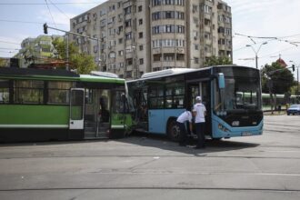 videofoto imagini cu accidentul intre un tramvai si un autobuz in capitala 11 persoane primesc ingrijiri medicale 688b34740e5bf