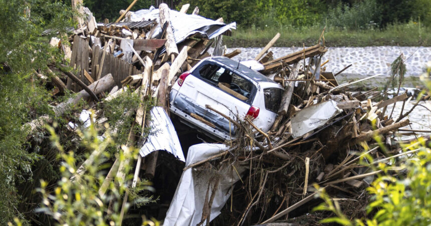 Furia apelor în România: 16 județe și Bucureștiul sub asediul inundațiilor - case sub ape, copaci căzuți și căi de acces blocate 1 videofoto inundatii devastatoare in romania zone din 16 judete si din bucuresti afectate case inundate copaci doborati si drumuri blocate 6889d00d6e004