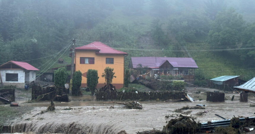Dezastru în Suceava și Neamț: o victimă, sute de evacuați și distrugeri masive în infrastructură 1 videofoto inundatii in judetele suceava si neamt o persoana a murit sute de evacuati poduri avariate drumuri surpate 68871fc5a670f