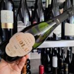 Deliciul vinurilor: o cava bio rafinată și revitalizantă, cu bule delicate, arome de măr verde, citrice, accente erbacee și nuanțe de pâine prăjită. Perfectă pentru a fi savurată alături de tapas, carne albă sau brânzeturi. 2 vinul zilei o cava bio eleganta si proaspata cu perlaj fin persistent si note de mar verde citrice note erbacee si tonuri de paine prajita savuros alaturi de tapas carne alba sau branzeturi 688867508d84e