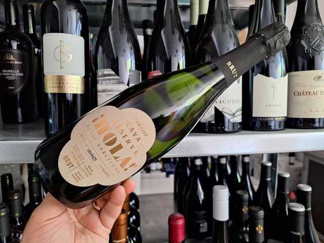 Deliciul vinurilor: o cava bio rafinată și revitalizantă, cu bule delicate, arome de măr verde, citrice, accente erbacee și nuanțe de pâine prăjită. Perfectă pentru a fi savurată alături de tapas, carne albă sau brânzeturi. 1 vinul zilei o cava bio eleganta si proaspata cu perlaj fin persistent si note de mar verde citrice note erbacee si tonuri de paine prajita savuros alaturi de tapas carne alba sau branzeturi 688867508d84e