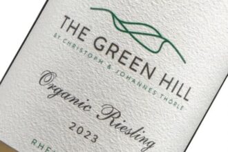 vinul zilei un riesling german un vin clar unitar cu arome de ierburi uscate fructe deshidratate si polen carora li se adauga notele citrice si o aciditate ferma savuros alaturi de antreuri sa 6889b8ef93e31