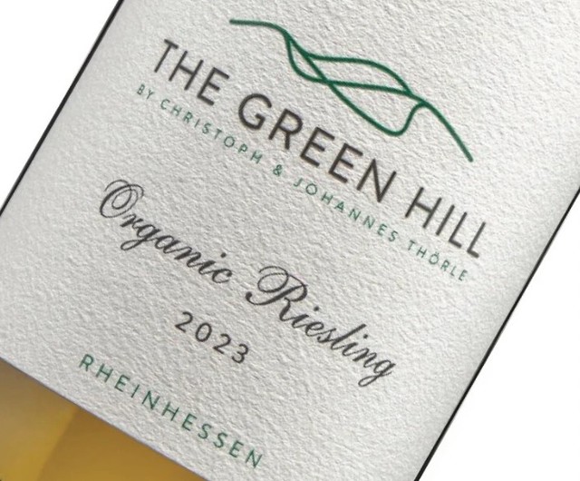 vinul zilei un riesling german un vin clar unitar cu arome de ierburi uscate fructe deshidratate si polen carora li se adauga notele citrice si o aciditate ferma savuros alaturi de antreuri sa 6889b8ef93e31