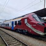 Zece trenuri electrice vor face legătura între București Nord și Constanța, alăturându-se celor patru deja în circulație. Detalii despre orarele de plecare și sosire. 3 10 trenuri formate din rame electrice vor circula pe ruta bucuresti nord constanta acestea se adauga celor patru trenuri deja existente pe aceasta ruta programul plecarilor si sosirilor 68944f7f70df9