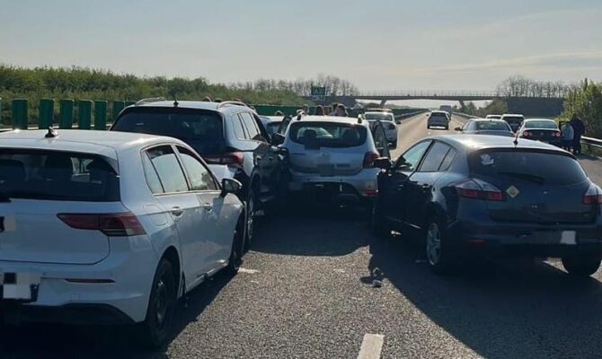 Coliziune pe Autostrada Soarelui: 7 mașini afectate, trafic redirecționat spre Constanța! 1 7 autovehicule implicate intr un accident rutier pe autostrada soarelui traficul spre constanta deviat 689992e8c81e8