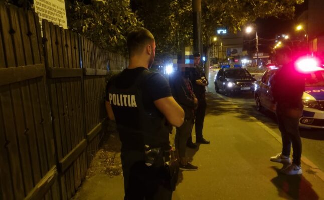 Conflict pe strada Rozelor din Mangalia: 9 tineri implicați, 2 răniți și 7 reținuți de autorități. 1 9 tineri s au luat la bataie pe strada rozelor din mangalia 2 au ajuns la spital iar 7 in arestul politiei 68a2db720f85e