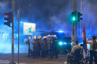 a cincea noapte de proteste in serbia birourile partidului progresist sarb aflat la putere au fost incendiate 68a16ef24b423