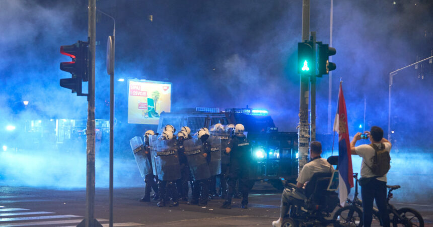 Serbia în Flăcări: A cincea Noapte de Revoltă împotriva Partidului Progresist Sârb 1 a cincea noapte de proteste in serbia birourile partidului progresist sarb aflat la putere au fost incendiate 68a16ef24b423