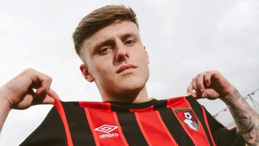Liverpool l-a cedat, iar el a ales să își reinventeze identitatea. Iată cum se prezintă acum Ben Doak, noua achiziție a echipei Bournemouth! 1 a fost vandut de liverpool si a decis sa isi schimbe numele cum se prezinta acum ben doak noul jucator de la bournemouth 68a4370a23e8a