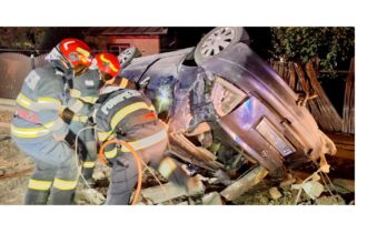 accident cumplit o masina cu patru persoane s a izbit de un stalp o tanara a murit pe loc 689082c7ec95d