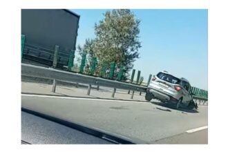 accident pe a2 autostrada soarelui unui ford kuga i a explodat cauciucul 68a85a49350a0