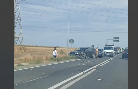 Coliziune pe DN 22, în apropiere de Lumina, între două mașini și un TIR. Traficul este COMPLET OPRIT 1 accident pe dn 22 aproape de lumina intre doua autoturisme si un tir traficul este blocat 68a43403d0300