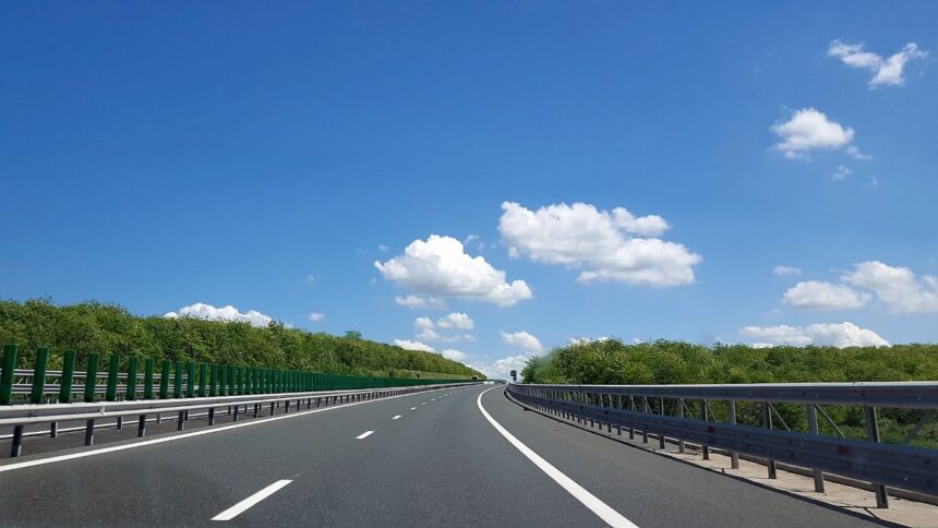 Coliziune pe autostrada A2: Cinci mașini au fost implicate într-un accident spectaculos 1 accident rutier pe autostrada a2 in care au fost implicate cinci autoturisme 68ac23329eb8a