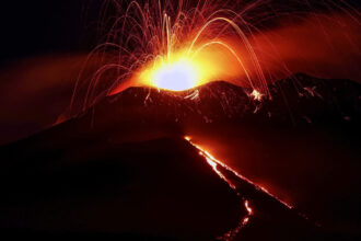 alerta aeriana in sudul italiei dupa ce vulcanul etna a erupt din nou 68ad502bdf8b9