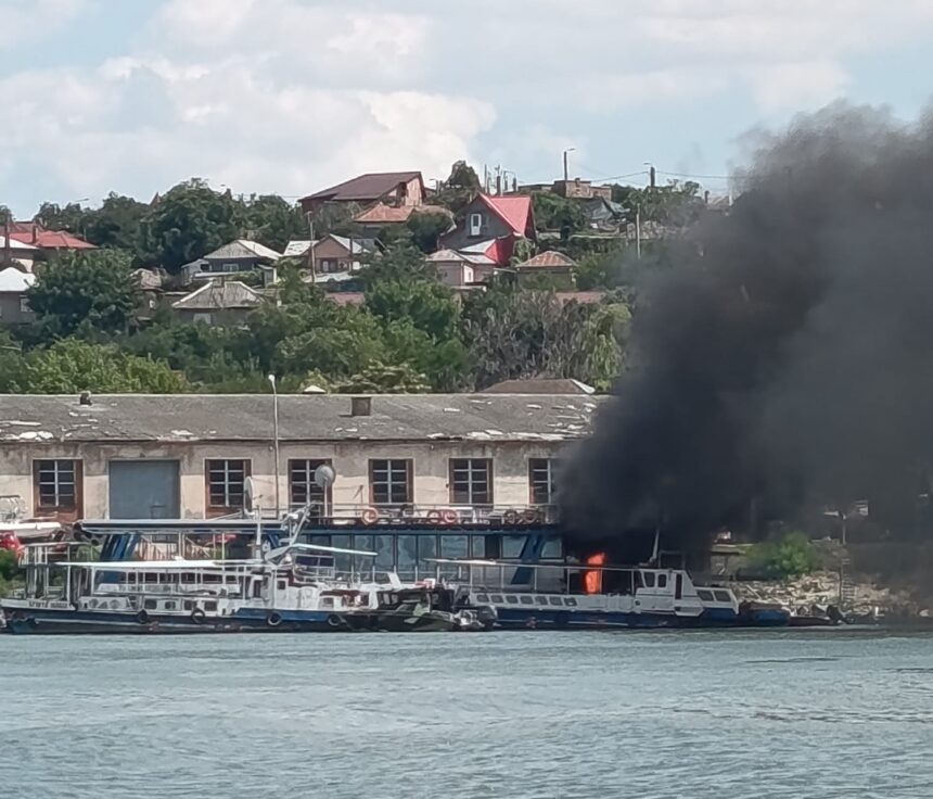 ATENȚIE! Flăcările cuprind un ponton în municipiul Tulcea 1 alerta incendiu la un ponton de pe raza municipiului tulcea 688f543c20fef