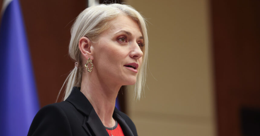 Alina Gorghiu: Executivul susține măsura de înăsprire a sancțiunilor pentru infractorii violenți. „Nerespectarea ordinelor va avea repercusiuni” 1 alina gorghiu guvernul sprijina legea care majoreaza pedepsele agresorilor violenti incalcarea ordinelor nu ramane fara consecinte 68a4d22b0eda1