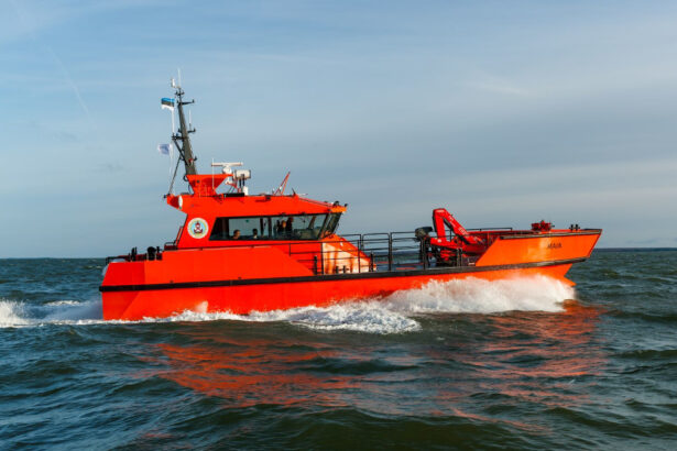 ambarcatiune aflata in deriva remorcata de nava sar theia in apropiere de mangalia trei persoane au fost salvate 68b351f73448f