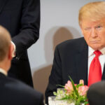 Donald Trump: Tactici de poker și riscuri letale în întâlnirea cu Vladimir Putin - Asul neprevăzut al președintelui american 3 analiza donald trump intre un joc de carti si ruleta ruseasca in summitul cu vladimir putin asul din maneca presedintelui sua 68974c74e08b9