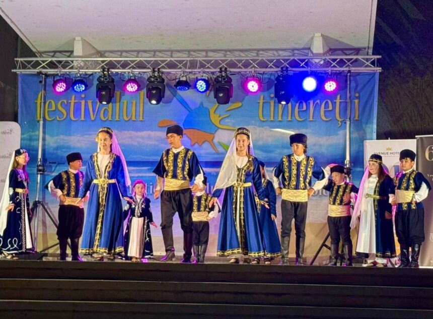 Spectacol de neuitat: Ansamblurile UDTTMR, Qarasu și Qaytarma au încântat publicul la Festivalul Tinereții din Mangalia! 1 ansamblurile udttmr qarasu si qaytarma au stralucit pe scena festivalului tineretii de la mangalia 68b4107f52b81