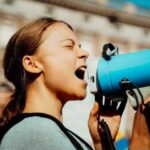 O sută de ecologiști de la Extinction Rebellion, însoțiți de Greta Thunberg, opresc activitatea rafinăriei de top din Norvegia 2 aproximativ 200 de activisti ecologisti de la extinction rebellion si greta thunberg blocheaza principala rafinarie din norvegia 68a319a81f39c