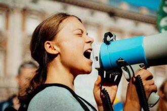 aproximativ 200 de activisti ecologisti de la extinction rebellion si greta thunberg blocheaza principala rafinarie din norvegia 68a319a81f39c