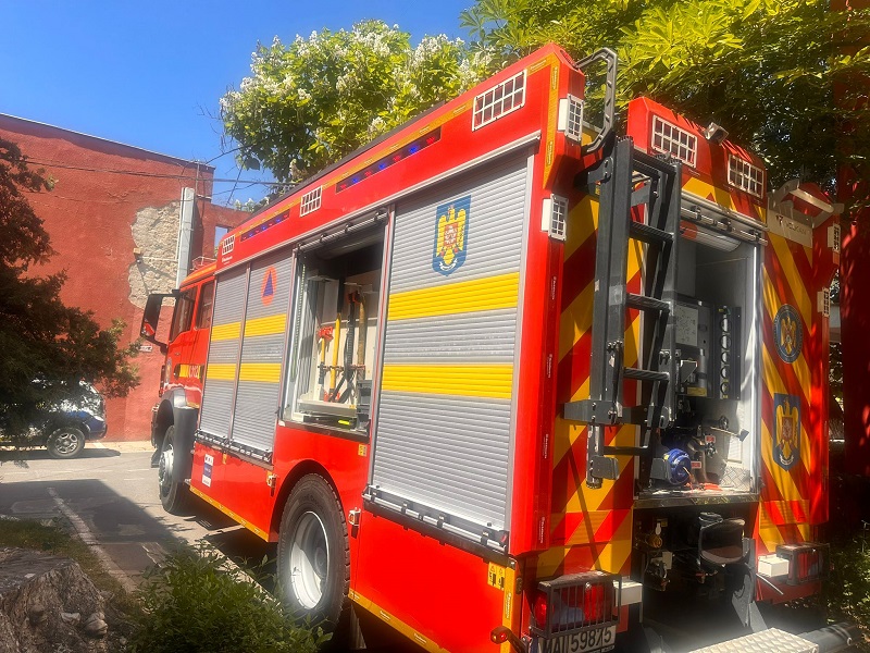 Flăcări în baraca abandonată de lângă Judecătoria Constanța: intervenția pompierilor pentru stingerea incendiului 1 arde o baraca dezafectata vizavi de judecatoria constanta pompierii actioneaza pentru lichidarea focului 689c9bedc3ff0