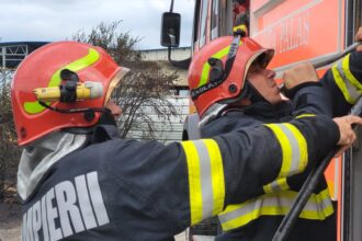 arde un apartament de pe aleea umanitatii din constanta intervin pompierii cu mai multe autospeciale 68aada28f0891