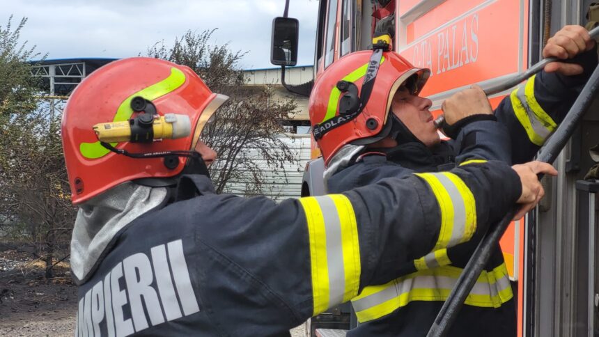 Incendiu devastator într-un apartament de pe Aleea Umanității din Constanța: Pompierii mobilizați cu autospeciale multiple! 1 arde un apartament de pe aleea umanitatii din constanta intervin pompierii cu mai multe autospeciale 68aada28f0891