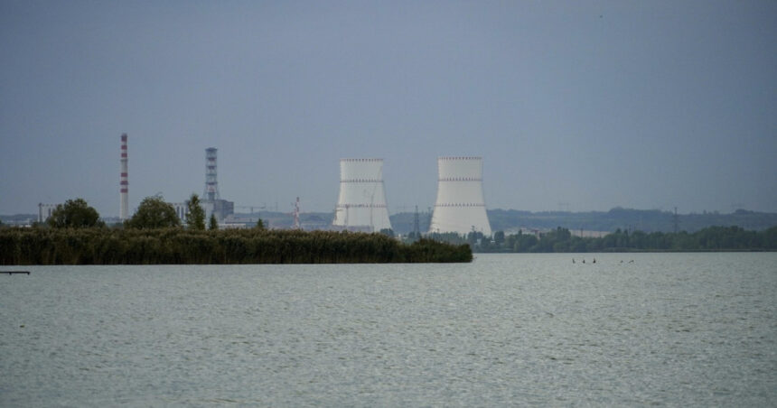 Ucraina își celebrează independența cu atacuri aeriene: incendiile izbucnesc la centrala nucleară din Kursk și la un terminal de petrol 1 atacuri cu drone lansate de ucraina in ziua independentei sale incendii la centrala nucleara din kursk si la un terminal petrolier 68aac21aeb102