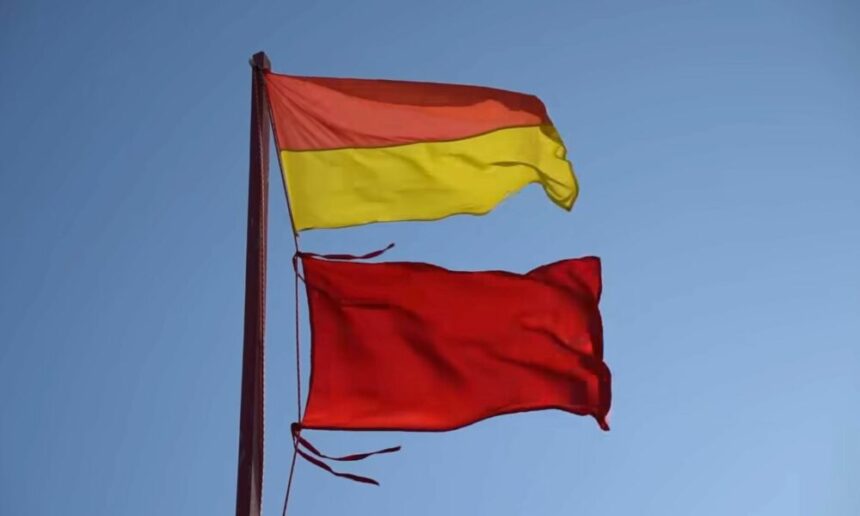 ALERTĂ! Steagul ROȘU flutură pe plajele din Eforie Nord, adus de salvamari! 1 atentie salvamarii au arborat steagul rosu pe plajele din eforie nord 68959e83e6918