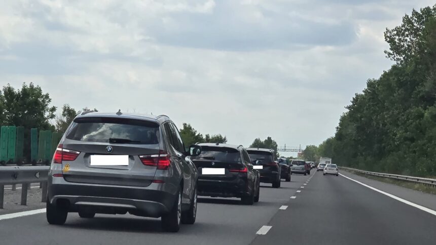 Șoferi, pregătiți-vă! Autostrada A2 se află într-o situație critică în apropierea localității Peștera din cauza unui accident cu trei mașini implicate. 1 atentie soferi autostrada a2 este aproape blocata in zona localitatii pestera in urma unui eveniment rutier cu trei autoturisme implicate 68a18a4b9a251