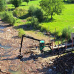 Lacurile cristaline ale Izvorului Muntelui, curate din nou: demararea acțiunilor de ecologizare a deșeurilor adunate de viituri! 2 au inceput lucrarile de curatare a lacului izvorul muntelui de sutele de tone de deseuri aduse de viituri 6890643428d55