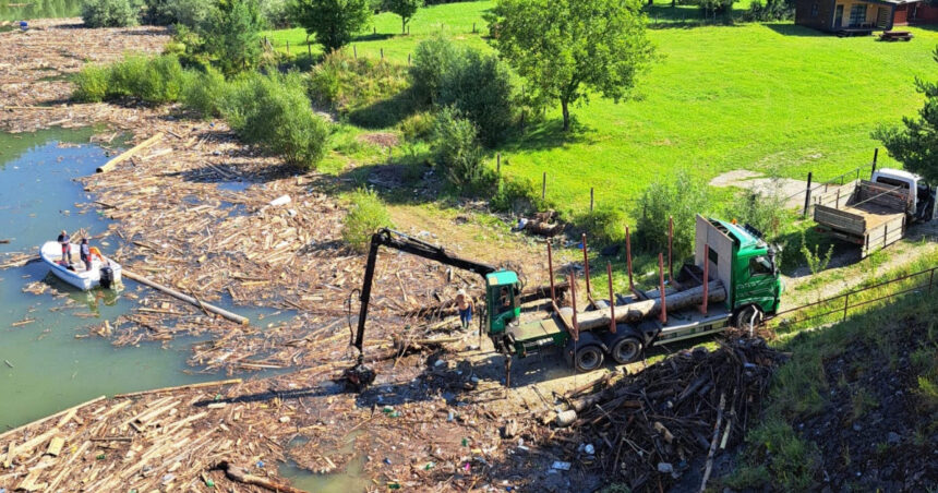 Lacurile cristaline ale Izvorului Muntelui, curate din nou: demararea acțiunilor de ecologizare a deșeurilor adunate de viituri! 1 au inceput lucrarile de curatare a lacului izvorul muntelui de sutele de tone de deseuri aduse de viituri 6890643428d55