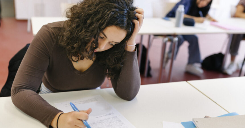 BAC 2025, sesiunea de toamnă: Au fost făcute publice temele și criteriile de evaluare pentru matematică și istorie 1 bac 2025 sesiunea de toamna subiectele si baremele de corectare la matematica si istorie au fost publicate 689b2f4848beb