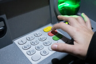 bancile din grecia renunta la comisioanele pentru retragerile de numerar de la atm uri pentru detinatorii eleni de carduri 6899975cb5b82