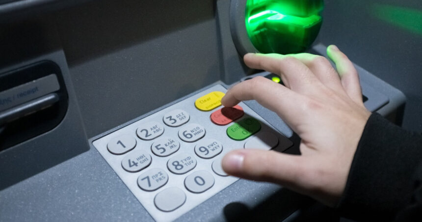 Băncile grecești elimină comisioanele la retragerile de numerar de la bancomate pentru posesorii de carduri din Grecia 1 bancile din grecia renunta la comisioanele pentru retragerile de numerar de la atm uri pentru detinatorii eleni de carduri 6899975cb5b82