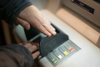 bancile din grecia renunta la comisioanele pentru retragerile de numerar de la atm uri 6899a78cba03e