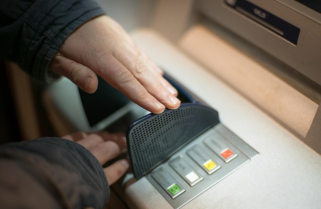 Băncile grecești elimină taxele pentru retragerea de numerar de la bancomate 1 bancile din grecia renunta la comisioanele pentru retragerile de numerar de la atm uri 6899a78cba03e