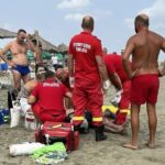 Turiștii salvează un bărbat de la înec pe plaja Novum din Olimp! Lupta lui pentru supraviețuire continuă! 2 barbat scos din ape de turisti la olimp pe plaja novum se zbate intre viata si moarte 68a0b374b50c0