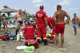 barbat scos din ape de turisti la olimp pe plaja novum se zbate intre viata si moarte 68a0b374b50c0