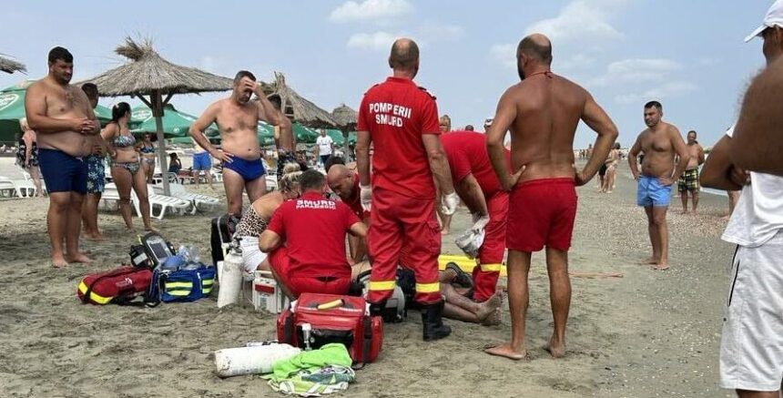 Turiștii salvează un bărbat de la înec pe plaja Novum din Olimp! Lupta lui pentru supraviețuire continuă! 1 barbat scos din ape de turisti la olimp pe plaja novum se zbate intre viata si moarte 68a0b374b50c0